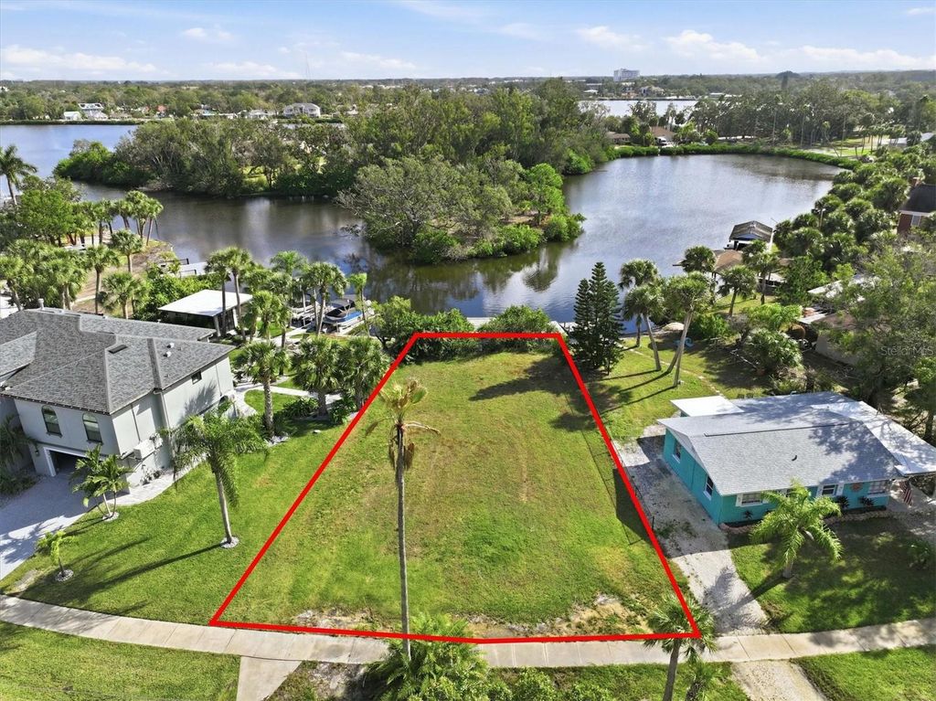 Image 4 of property listing at 56 INNESS DRIVE, Tarpon Springs, FL 34689