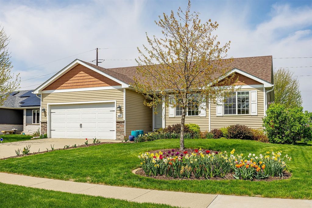 16219 Monroe Court, Urbandale, IA 50323