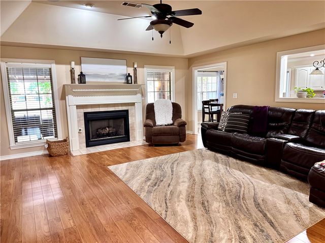 909 S Tulsa Avenue, Russellville, AR 72801