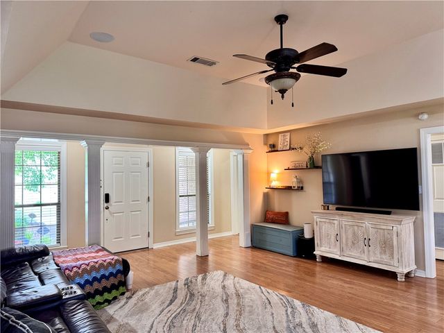 909 S Tulsa Avenue, Russellville, AR 72801