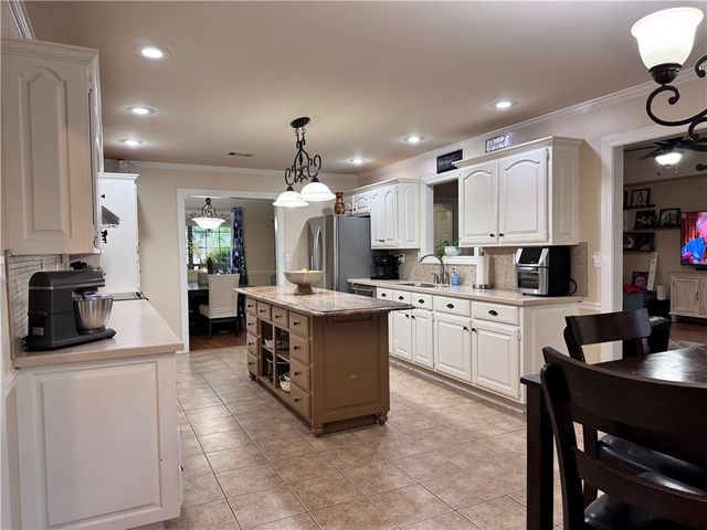 909 S Tulsa Avenue, Russellville, AR 72801