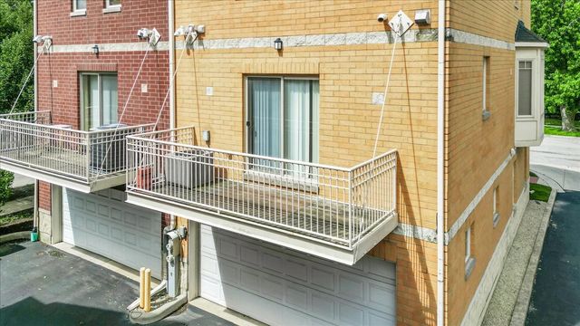 8900 31st Street 18, Brookfield, IL 60513