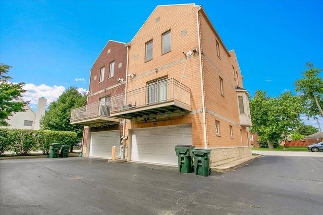 8900 31st Street 18, Brookfield, IL 60513