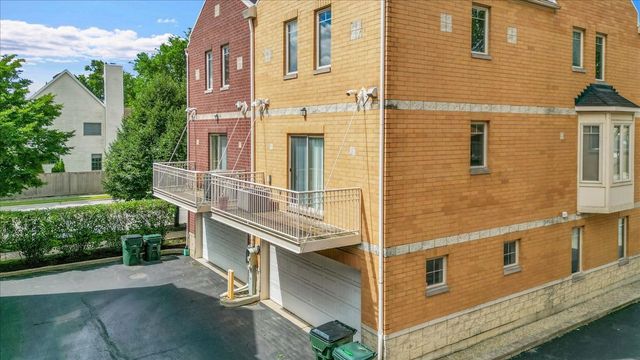 8900 31st Street 18, Brookfield, IL 60513