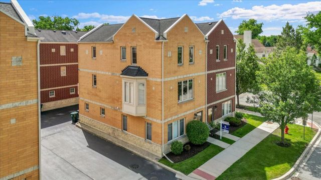 8900 31st Street 18, Brookfield, IL 60513