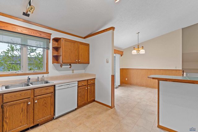 3804 PARKRIDGE DR, Rapid City, SD 57702