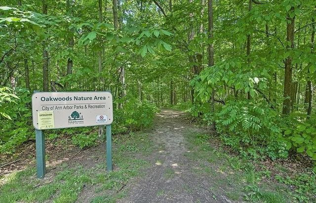 2890 Barclay Way, Ann Arbor, MI 48105