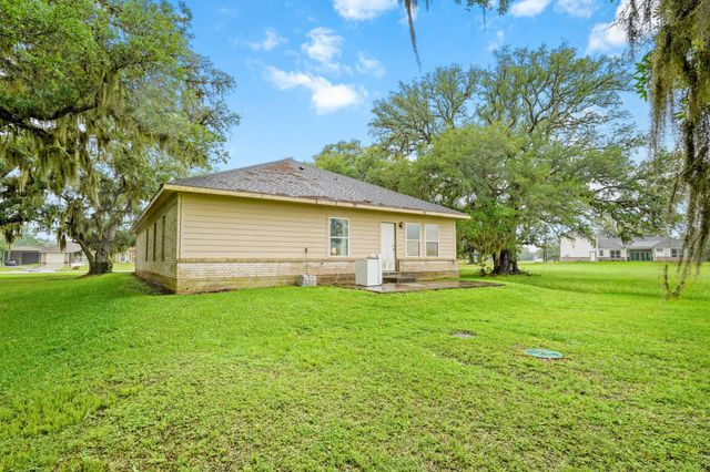 351 Cattle Drive Trail, Angleton, TX 77515
