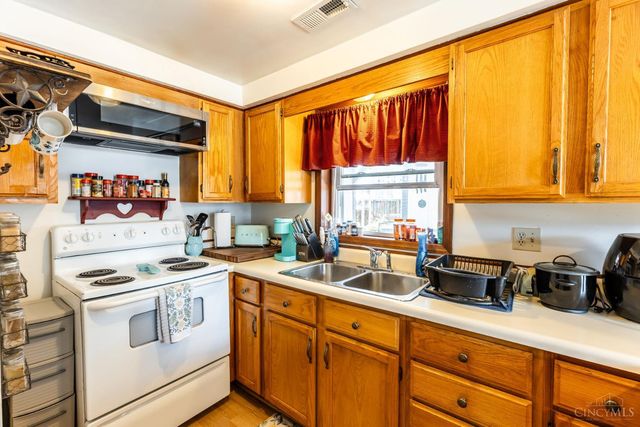 10070 St Rt 132, Pleasant Plain, OH 45162