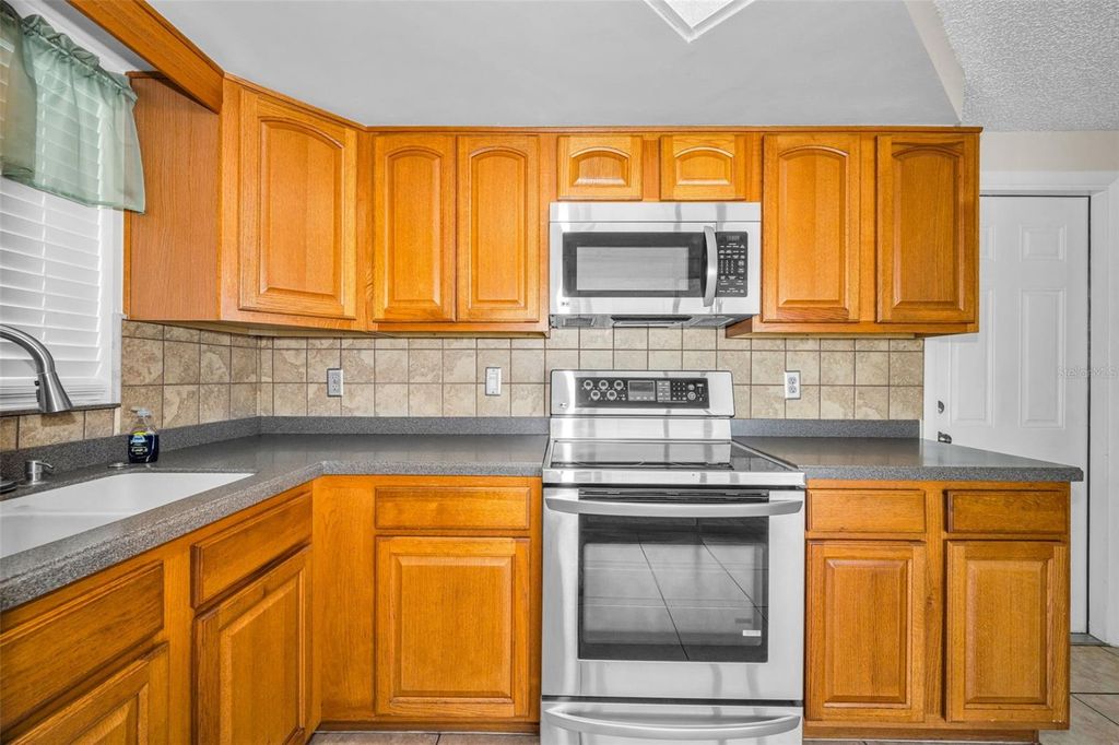 Image 17 of property listing at 1184 CHELSEA LANE, Holiday, FL 34691