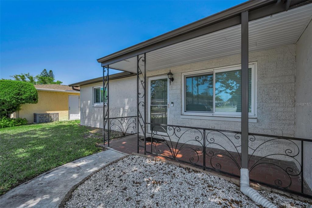 Image 5 of property listing at 1184 CHELSEA LANE, Holiday, FL 34691