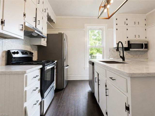 498 Romayne DR, Newport News, VA 23602