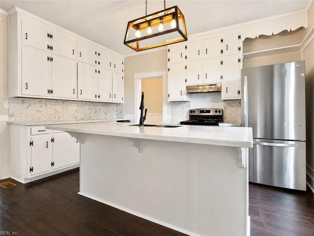 498 Romayne DR, Newport News, VA 23602