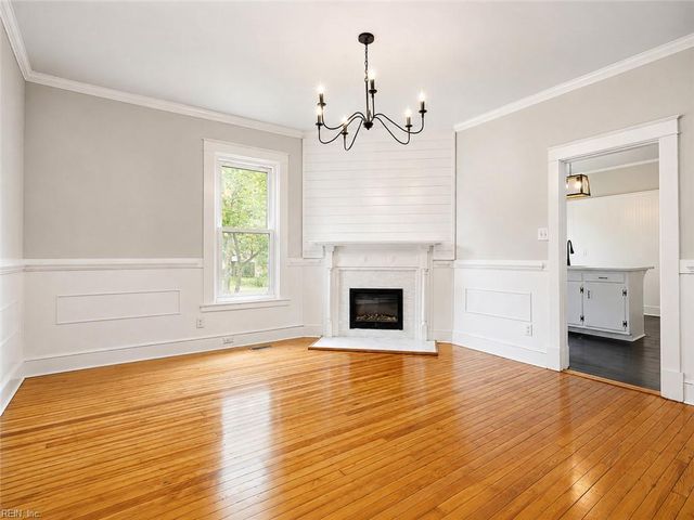 498 Romayne DR, Newport News, VA 23602