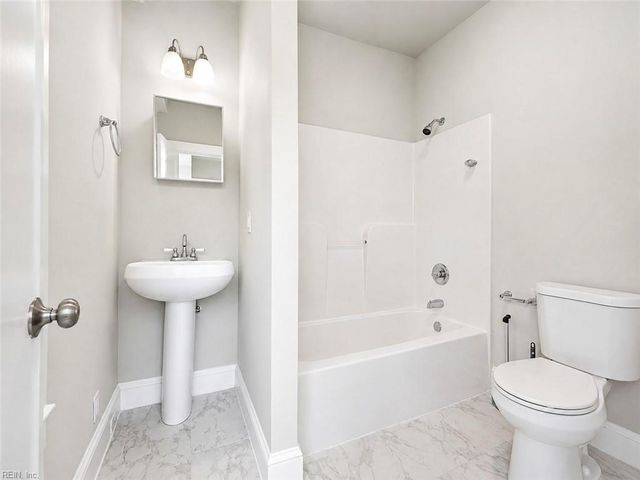 498 Romayne DR, Newport News, VA 23602
