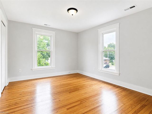 498 Romayne DR, Newport News, VA 23602