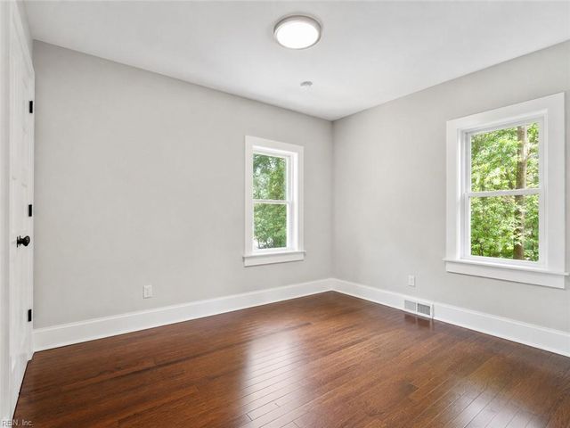 498 Romayne DR, Newport News, VA 23602