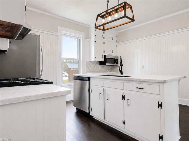 498 Romayne DR, Newport News, VA 23602