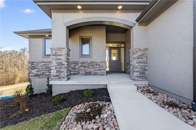 2704 NE Amanda Lane, Blue Springs, MO 64029