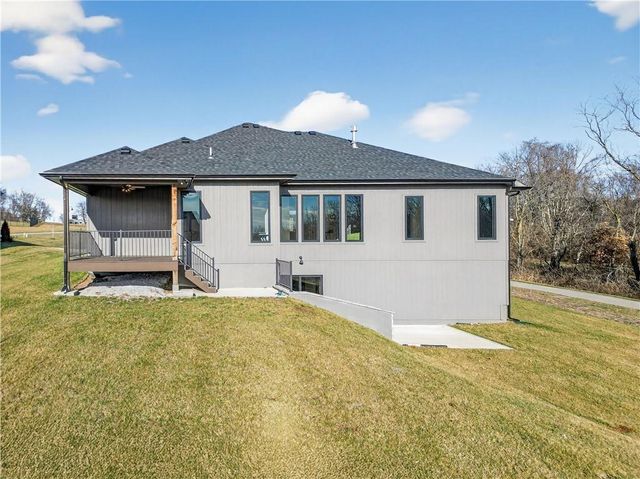 2704 NE Amanda Lane, Blue Springs, MO 64029