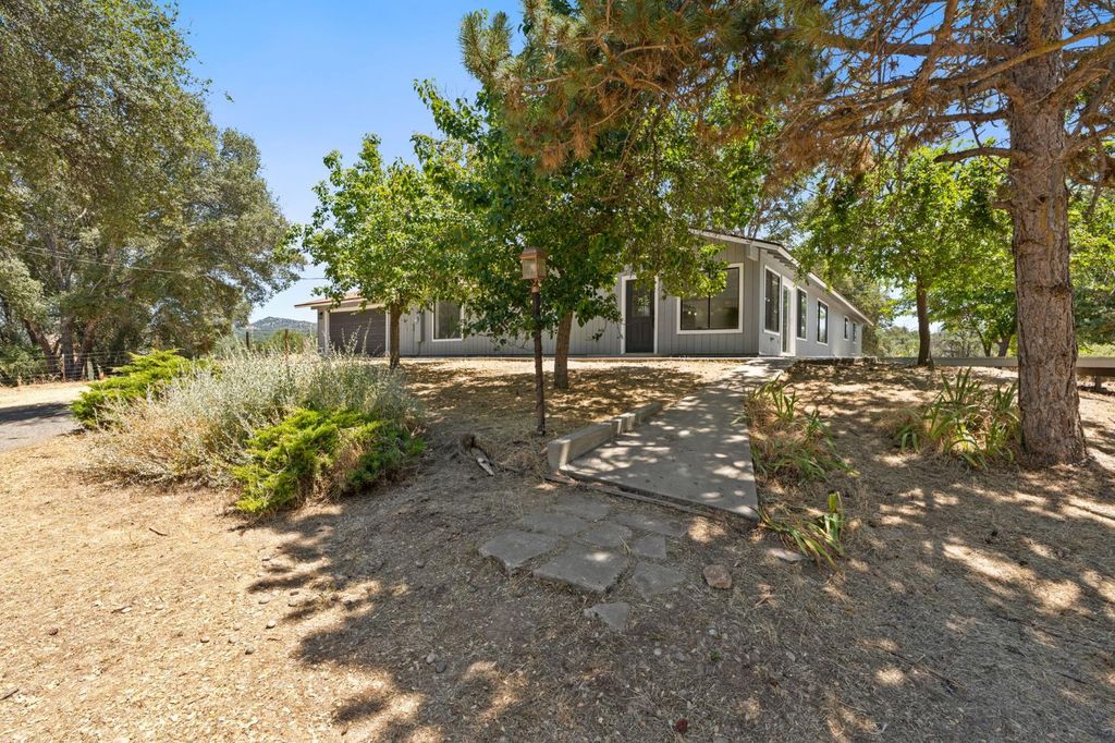 Image 1 of property listing at 32157 Navajo, Coarsegold, CA 93614
