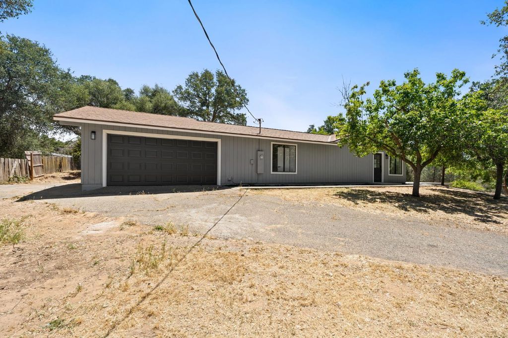 Image 2 of property listing at 32157 Navajo, Coarsegold, CA 93614