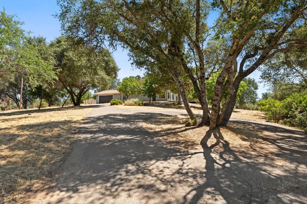 Image 3 of property listing at 32157 Navajo, Coarsegold, CA 93614