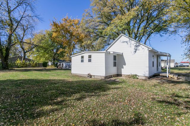 617 N HICKMAN ST, Centralia, MO 65240