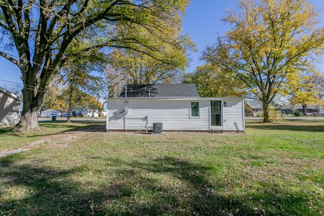 617 N HICKMAN ST, Centralia, MO 65240