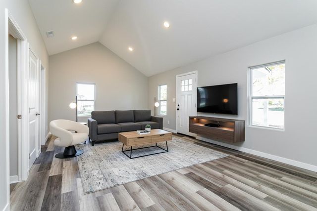 617 N HICKMAN ST, Centralia, MO 65240