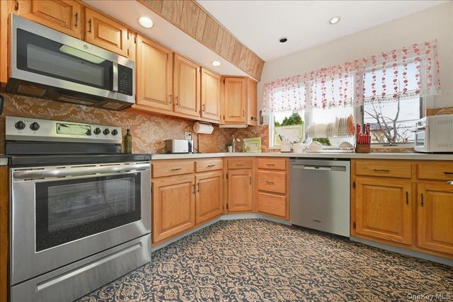 400 Plainview Road, Hicksville, NY 11801