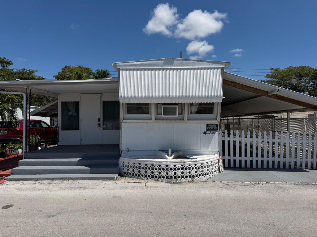 820 SW 1st Place, Hallandale Beach, FL 33009