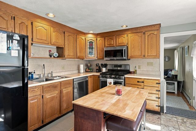 11 Marlboro Rd, Woburn, MA 01801