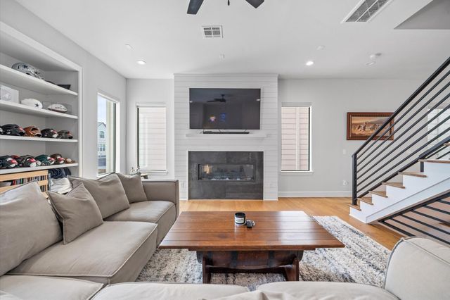 834 Wakefield Drive B, Houston, TX 77018
