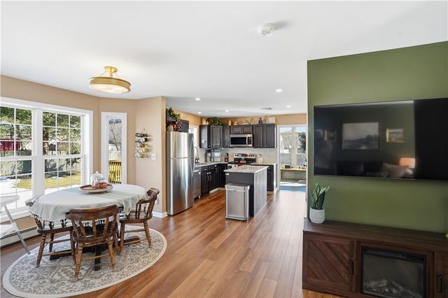 12 Dean Court, Warwick, RI 02889