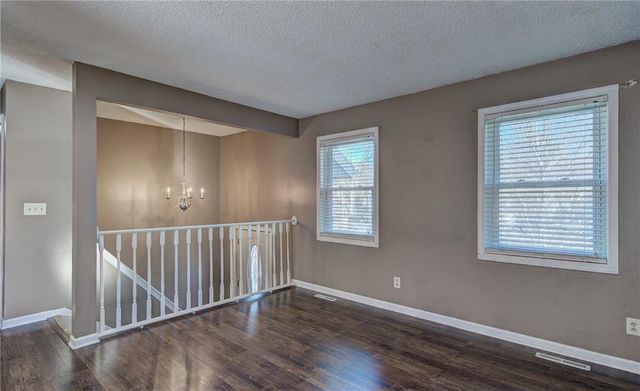 607 NE Karapat Drive, Kansas City, MO 64155