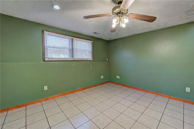 607 NE Karapat Drive, Kansas City, MO 64155