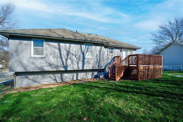 607 NE Karapat Drive, Kansas City, MO 64155