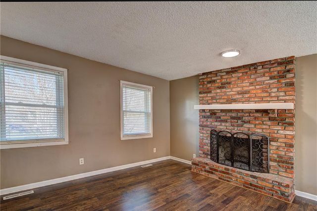 607 NE Karapat Drive, Kansas City, MO 64155