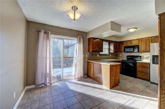 607 NE Karapat Drive, Kansas City, MO 64155