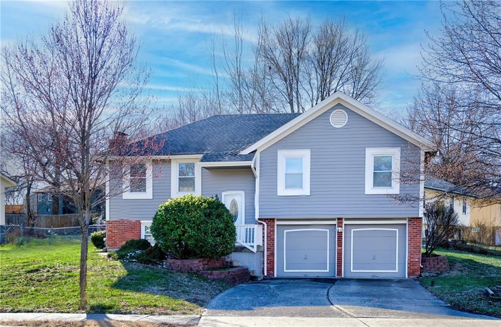 607 NE Karapat Drive, Kansas City, MO 64155