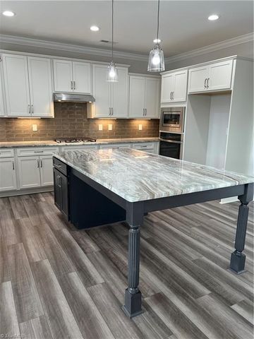 1096 Hollow Creek Lane 16, Kernersville, NC 27284