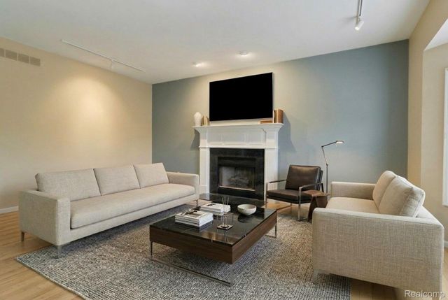 5744 Hidden Lane Court, White Lake Charter Township, MI 48383