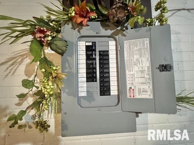 3550 DEVILS GLEN Road, Bettendorf, IA 52722