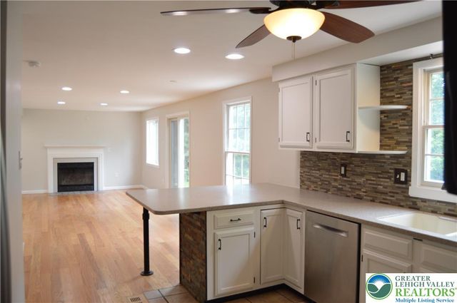 100 Rose Court, Glendon Boro, PA 18042