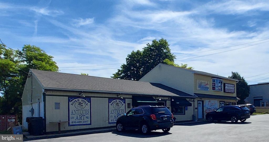 3911 RIDGE PIKE, COLLEGEVILLE, PA 19426 — exterior