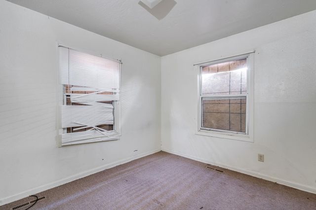 827 N Poplar St, Wichita, KS 67214