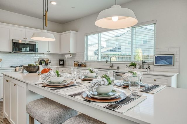 2105 N Hughes Avenue, Clovis, CA 93619