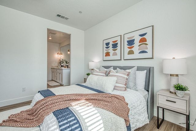 2105 N Hughes Avenue, Clovis, CA 93619