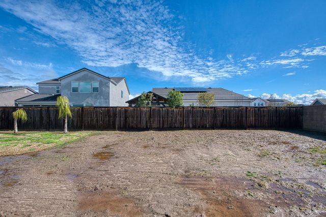 2105 N Hughes Avenue, Clovis, CA 93619